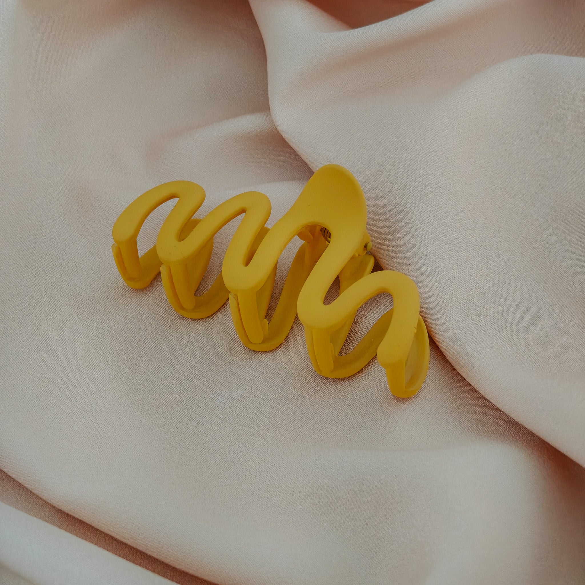 wave patterned claw clip