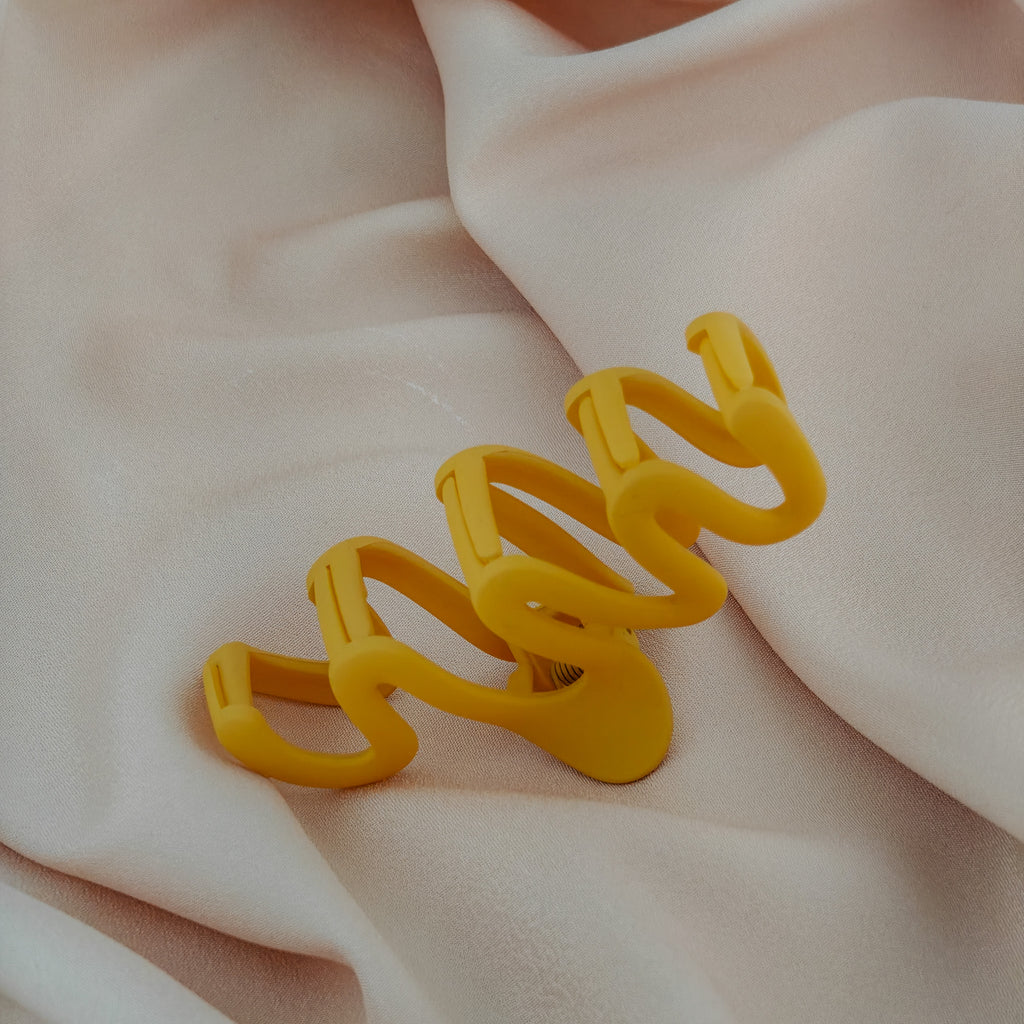 wave patterned claw clip