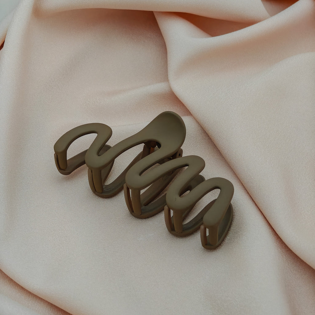 wave patterned claw clip