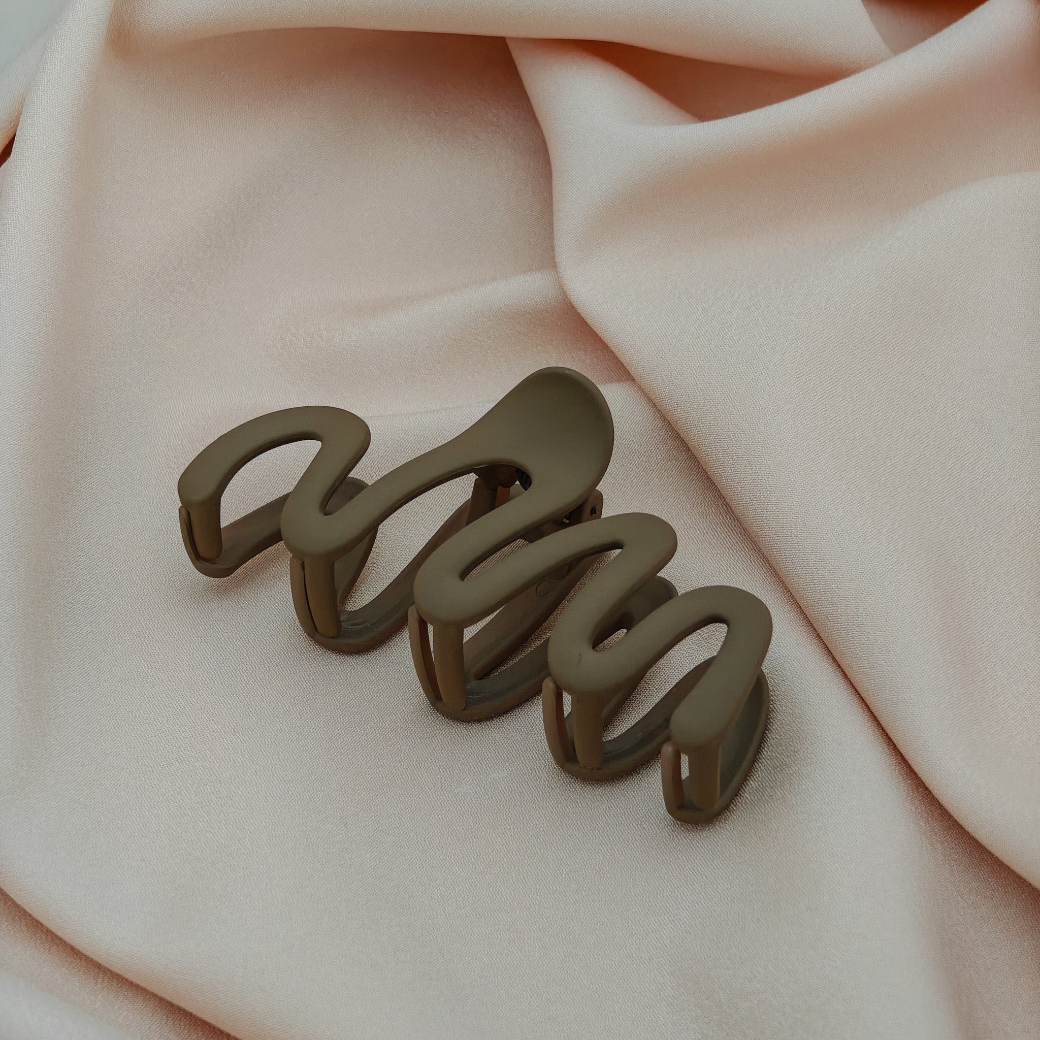 wave patterned claw clip