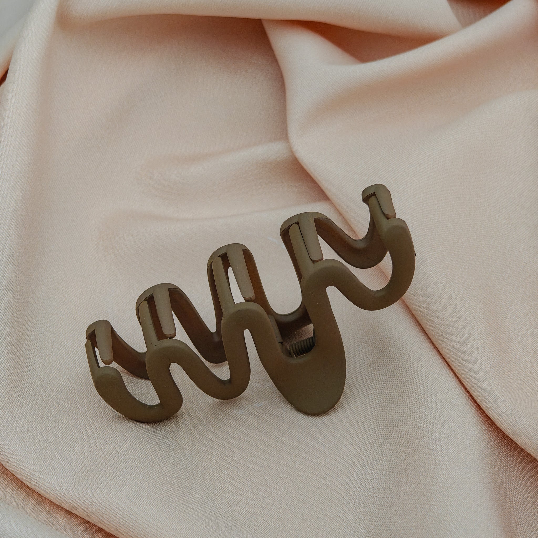 wave patterned claw clip