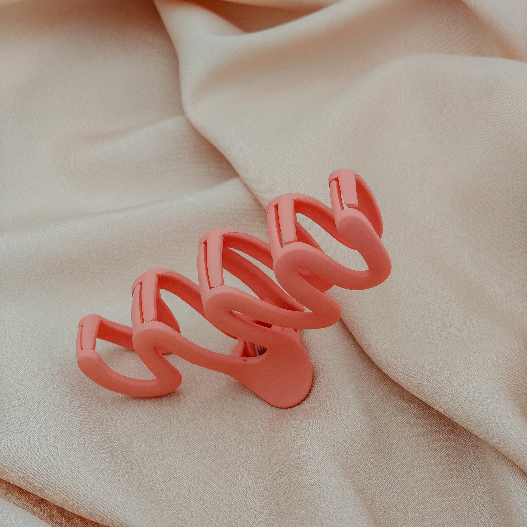 wave patterned claw clip