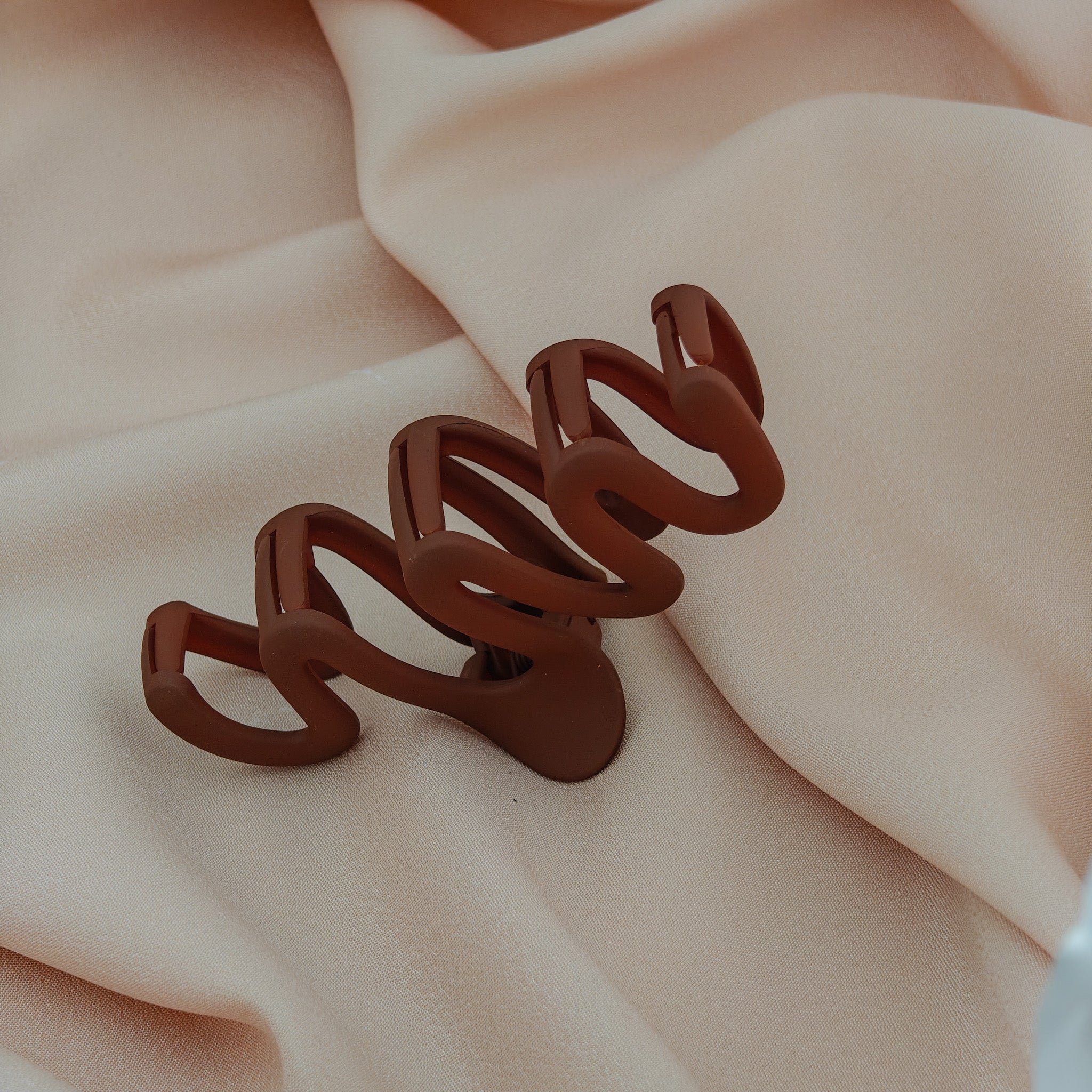 wave patterned claw clip