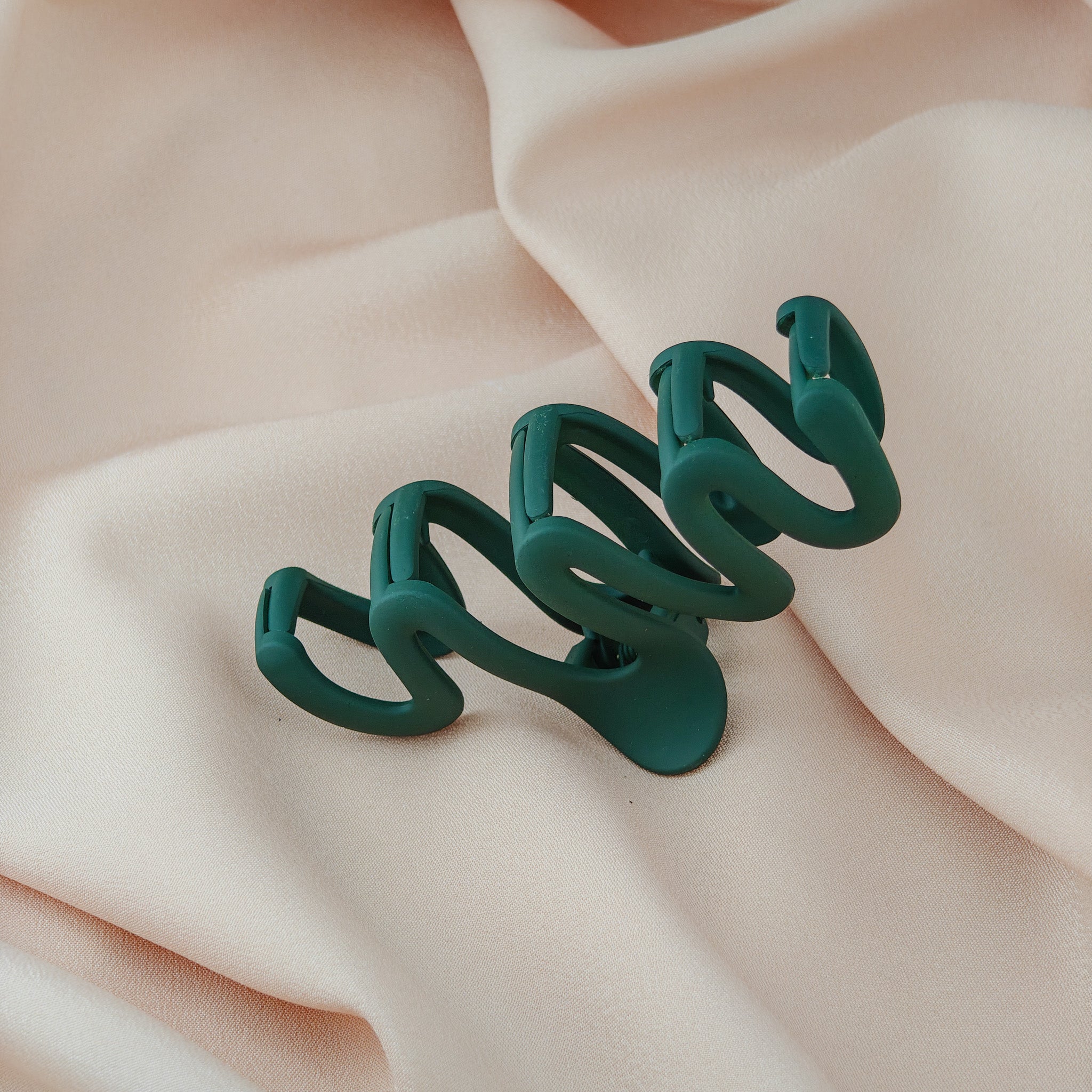 wave patterned claw clip