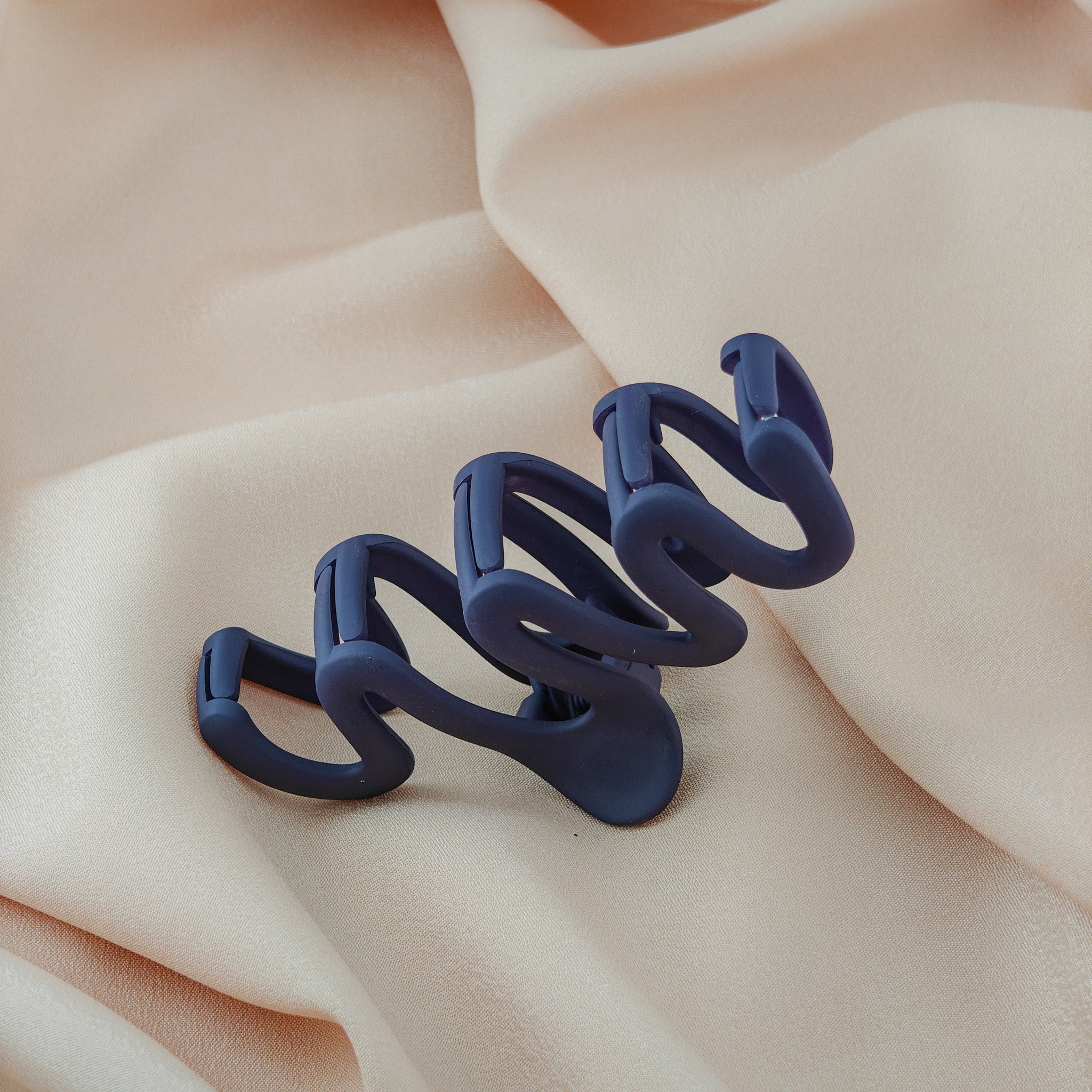 wave patterned claw clip