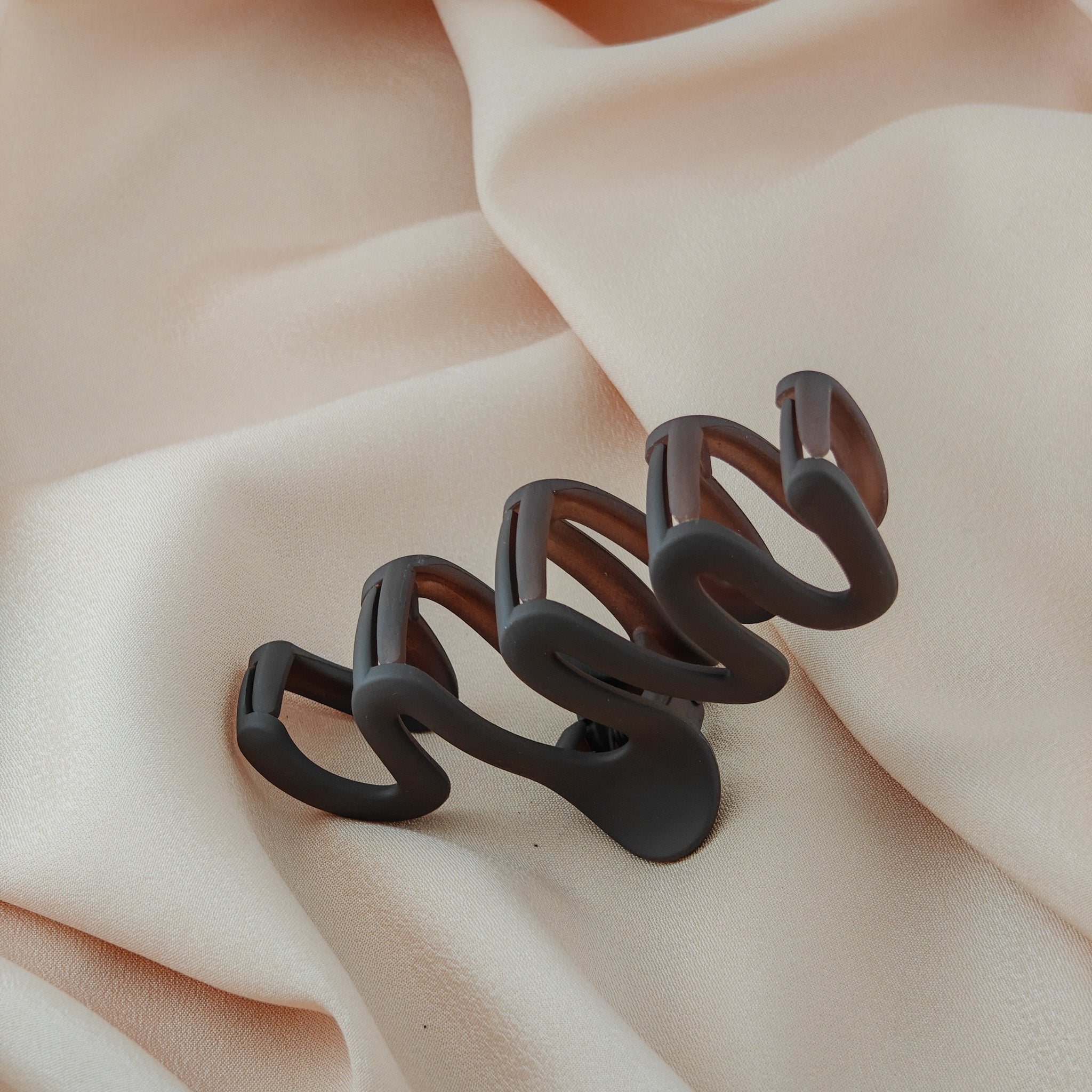 wave patterned claw clip