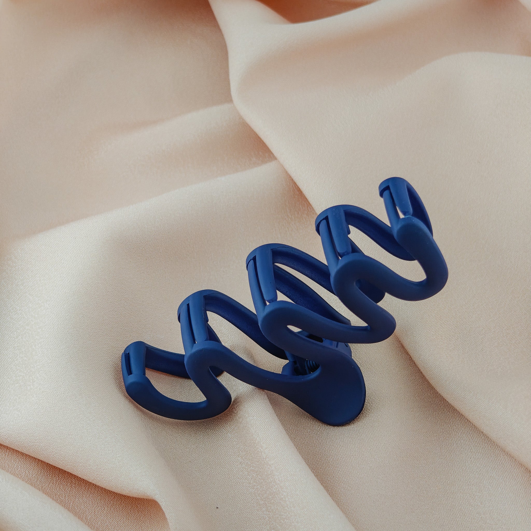 wave patterned claw clip