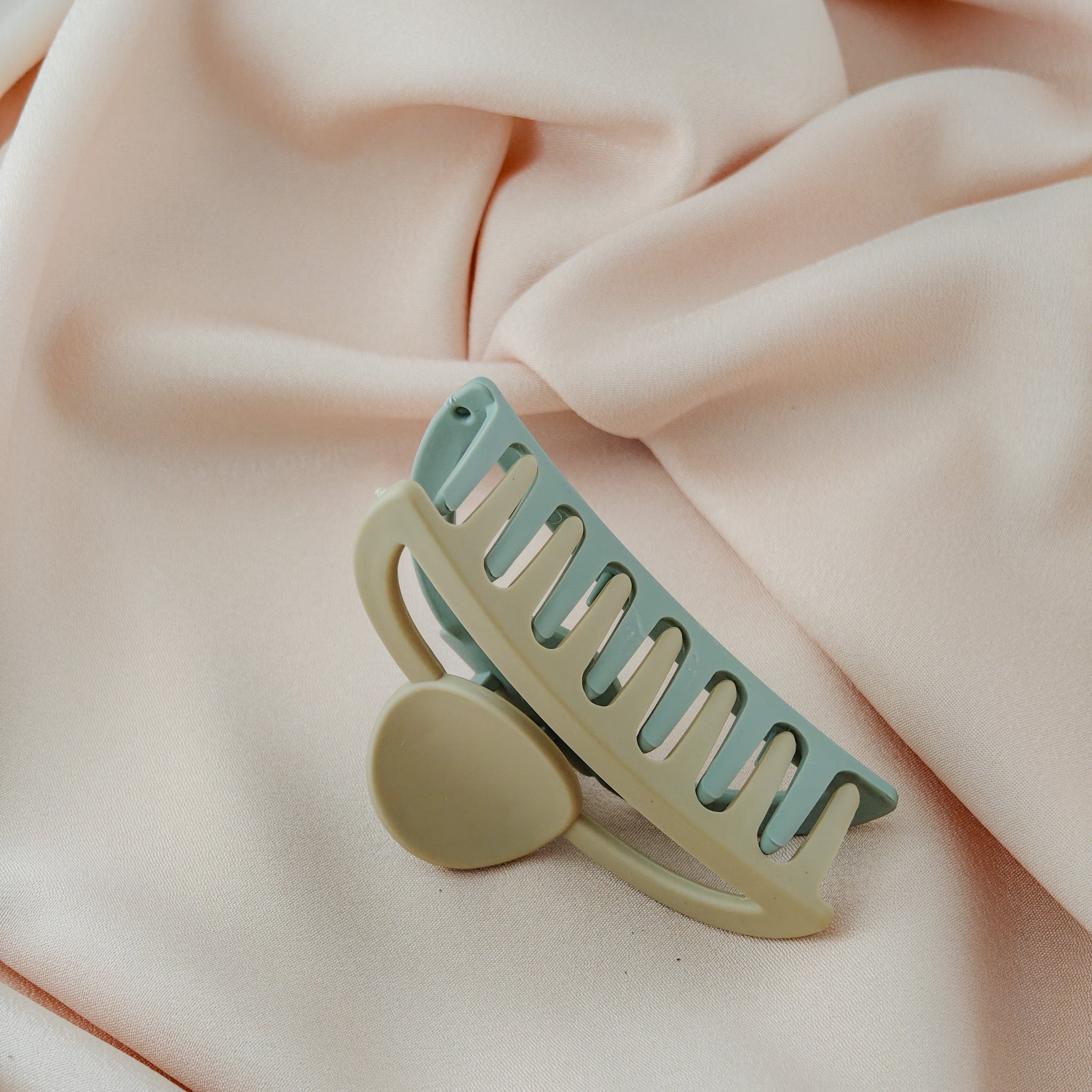 Two-Tone Claw Hair Clip