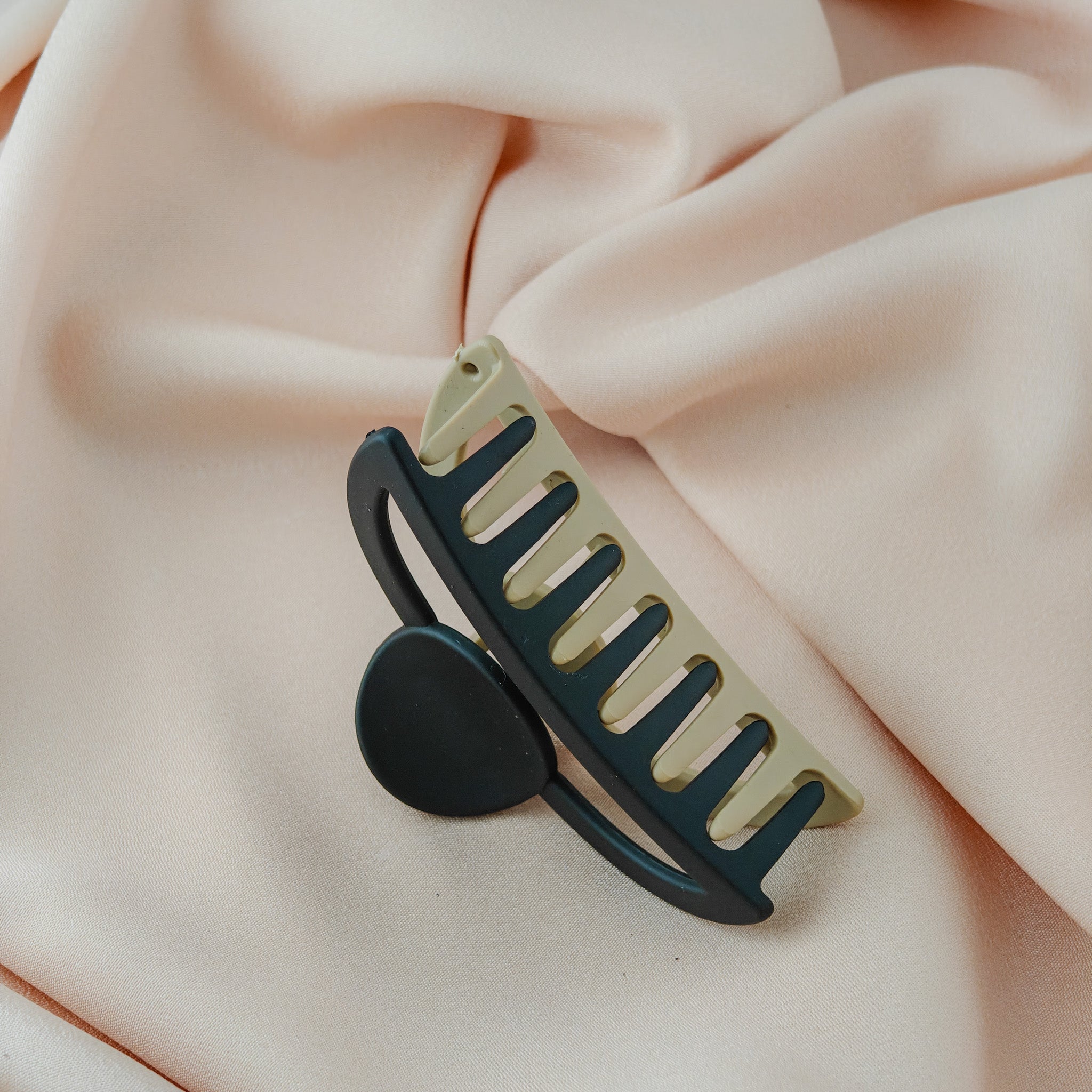 Two-Tone Claw Hair Clip