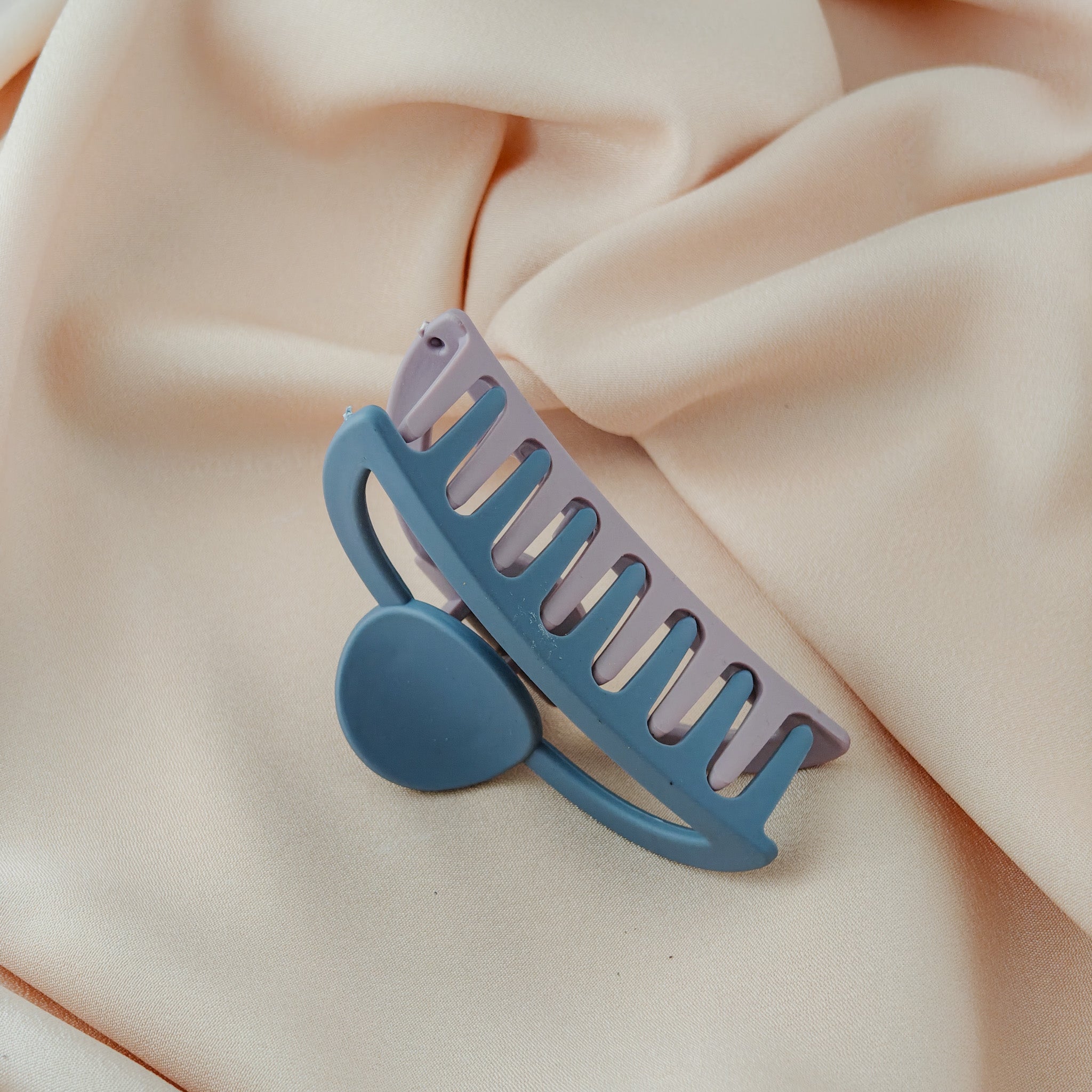 Two-Tone Claw Hair Clip