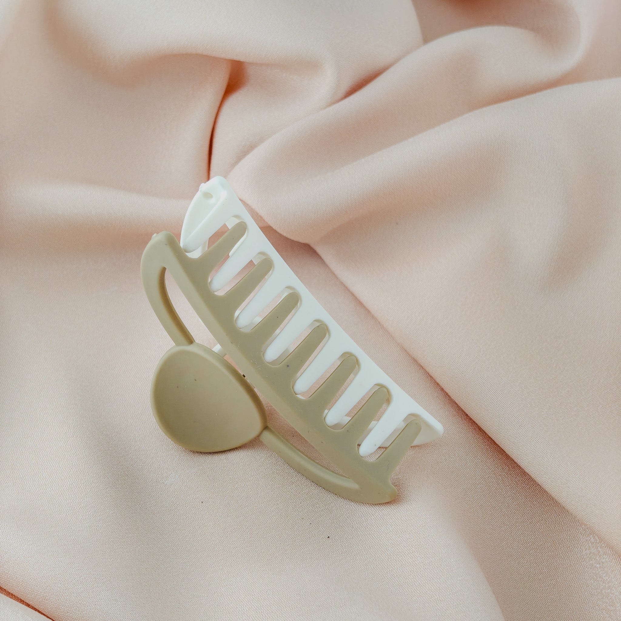 Two-Tone Claw Hair Clip