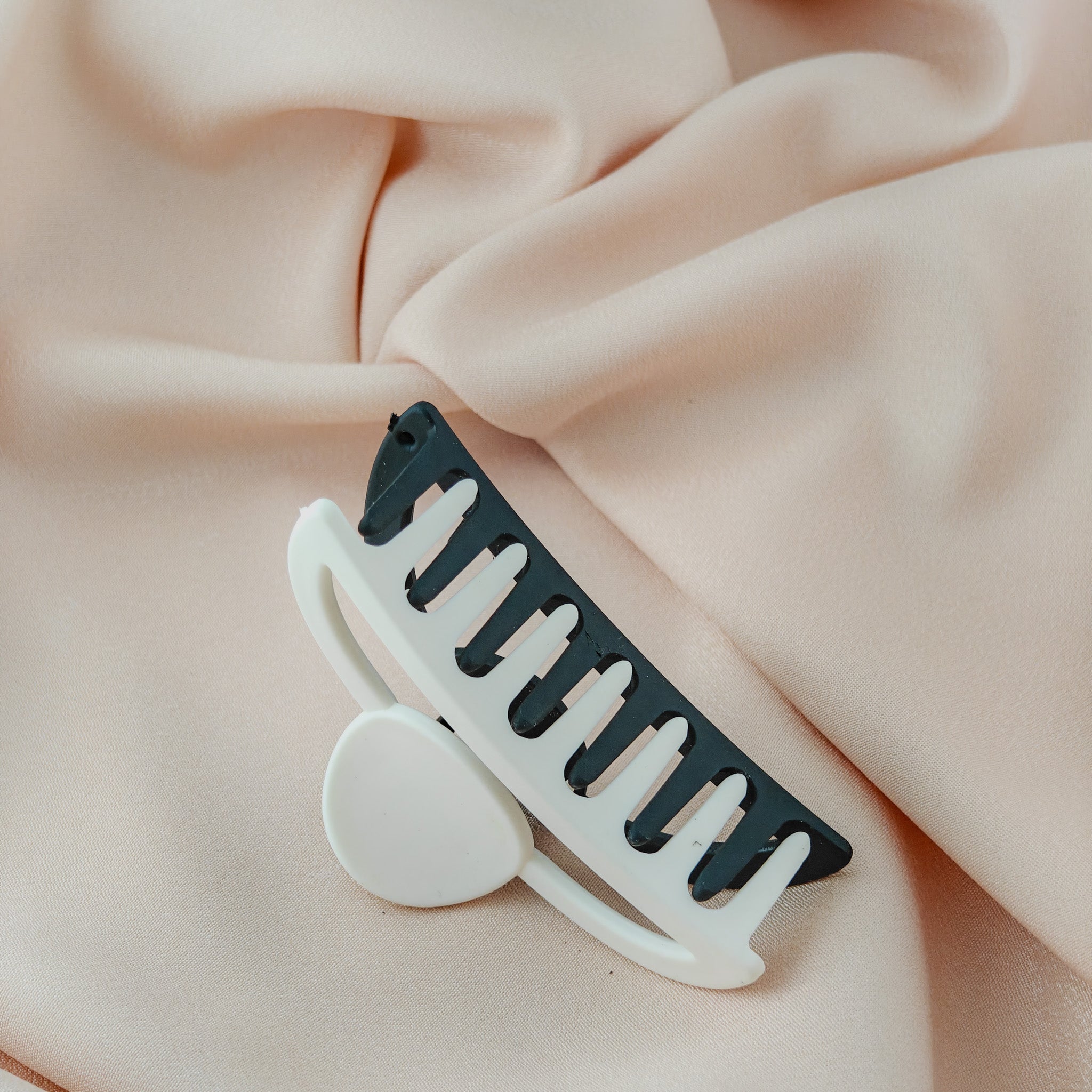 Two-Tone Claw Hair Clip